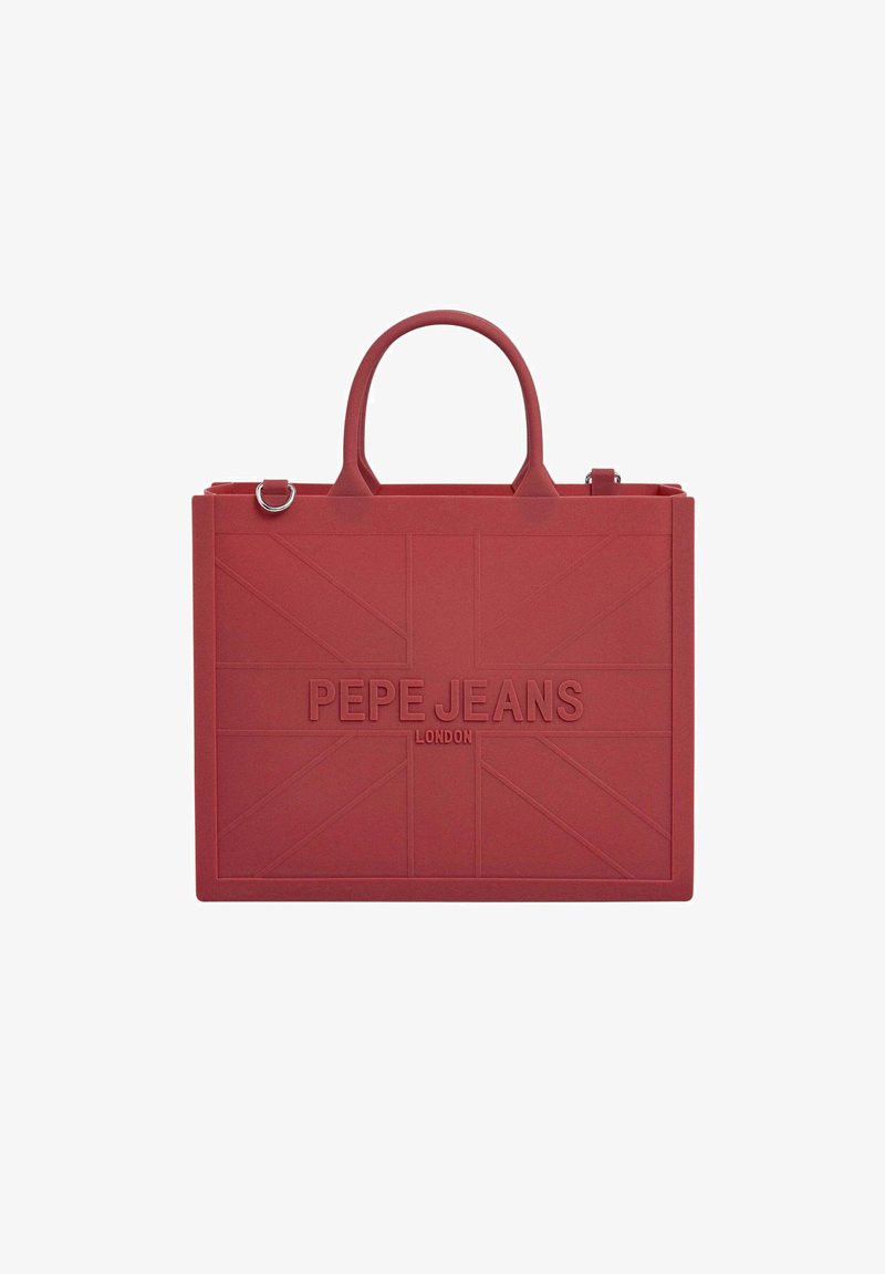 Sac fourre-tout en caoutchouc rouge avec doubles poignées, présentant un design texturé de l'Union Jack et un logo en relief "PEPE JEANS LONDON" sur le devant.