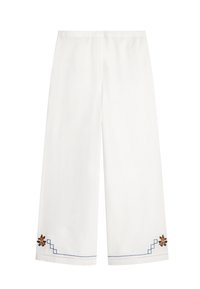 Białe spodnie o szerokich nogawkach z haftowanymi kwiatowymi akcentami przy dołach. Szyty niebieski geometrzyczny wzór dodaje detali do projektu. Miękka tekstura tkaniny.