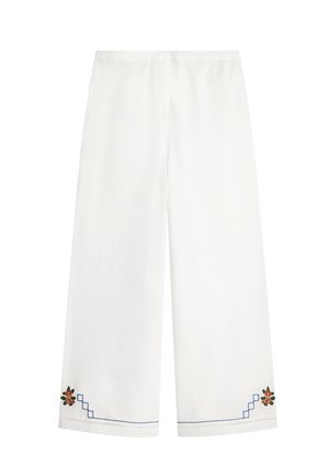 Białe spodnie o szerokich nogawkach z haftowanymi kwiatowymi akcentami przy dołach. Szyty niebieski geometrzyczny wzór dodaje detali do projektu. Miękka tekstura tkaniny.