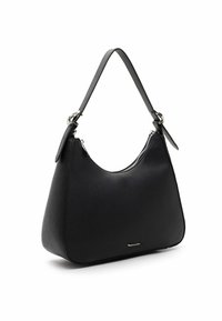 Svart läderhandväska med en rundad form, en justerbar rem, silverfärgade detaljer och dragkedjestängning. Texturerad yta hela vägen igenom.