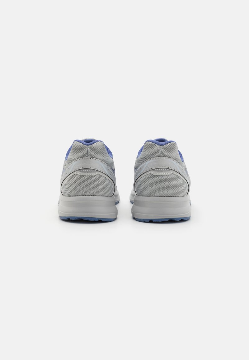 Graue Sportschuhe mit blauen Akzenten, ausgestattet mit einem Obermaterial aus Mesh, gepolstertem Kragen und robuster Gummisohle, von hinten betrachtet.