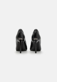 Calvin Klein Klasické lodičky - black