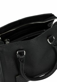 Borsa a mano in pelle nera con finitura testurizzata, scomparti con zip, accessori in argento e due manici robusti. L'interno presenta diverse tasche.