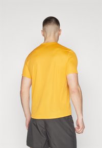 ASICS FUJITRAIL LOGO TOP - Camiseta estampada - fellow yellow/mantle green/graphite grey