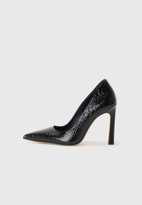Černý lodičkový bot s špičatou špičkou, pokrytý texturou krokodýlí kůže, s elegantním designem, vysokým stiletto podpatkem a hladkým černým interiérem.