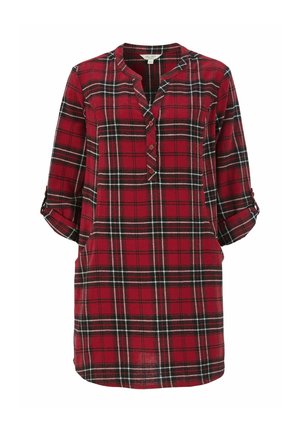 Röd rutmönstrad klänning med uppvikt ärmar, knäppt henley-krage och sidfickor. Tillverkad av tyg med rutmönster och svarta och vita detaljer.