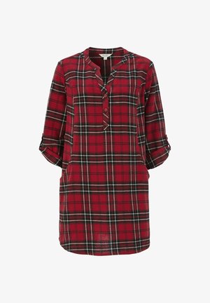 Röd rutmönstrad klänning med uppvikt ärmar, knäppt henley-krage och sidfickor. Tillverkad av tyg med rutmönster och svarta och vita detaljer.
