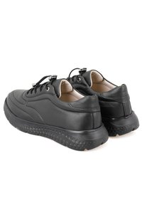 Schwarze Leder-Sneaker mit abgerundeten Zehen, strukturierten Gummisohlen und Schnürdesign. Ausgestattet mit erhabenen Nähten und gepolsterten Innenbereichen.