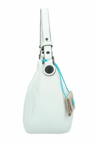 Bolso de mano de cuero blanco con superficie texturizada, herrajes plateados, correa ajustable y detalles en azul. Forma compacta y geométrica.