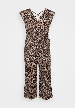 Macacão com padrão de leopardo em tecido leve; apresenta um design envolvente, mangas curtas, cintura ajustada com detalhe amarrado e pernas largas e justas.