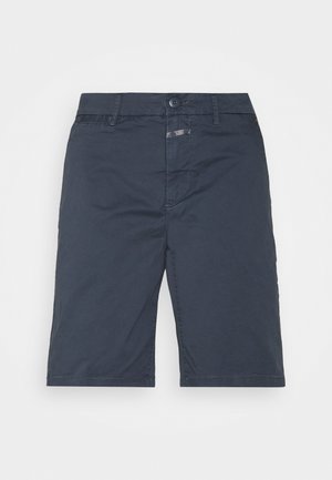 Pantalones cortos azul marino de tela ligera, con cierre de botón, trabillas para cinturón y un corte recto con bordes rematados.