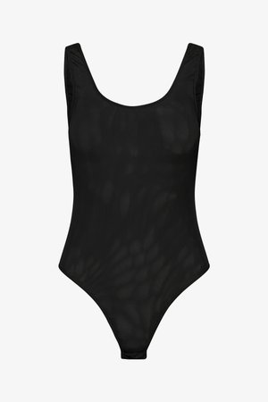 Melnā bez piedurknēm bodijs ar izliekta kakla izgriezumu un augstu kāju izgriezumu, izgatavots no caurspīdīgas sieta auduma.