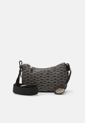 Borsa a spalla nera e grigia con chiusura a zip, caratterizzata da un motivo con logo, una tracolla removibile e un accento decorativo a forma di portachiavi.