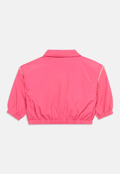 Vue arrière d'une veste courte rose vif avec une taille et des manches élastiques, coupe ample et petit col sur un fond uni.