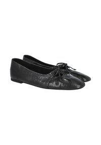 Bailarinas de cuero negro con punta redondeada, acabado texturizado y un lazo decorativo en la parte frontal. Suela plana para mayor comodidad.