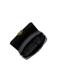 Borsa a mano in pelle nera con texture liscia e chiusura dorata. L'interno presenta un compartimento, foderato in tessuto nero.