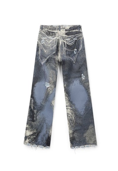 Vue arrière d'un jean bleu-gris usé avec des zones décolorées, des plis sur les poches et des ourlets effilochés.