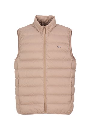 Chaleco acolchado beige con cuello alto, cremallera frontal y textura acolchada. Presenta un pequeño logo en navy en el lado izquierdo. Sin mangas.