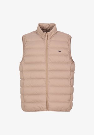Beige puffer gilet met hoge kraag, ritssluiting aan de voorkant en gequiltde textuur. Bevat een klein marineblauw logo aan de linkerkant. Geen mouwen.