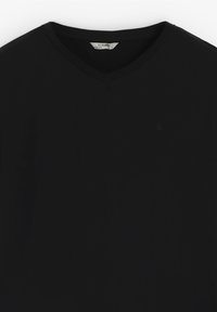 Sort V-hals t-shirt lavet af blødt stof; har et lille logo på brystet, der viser et enkelt og minimalistisk design.