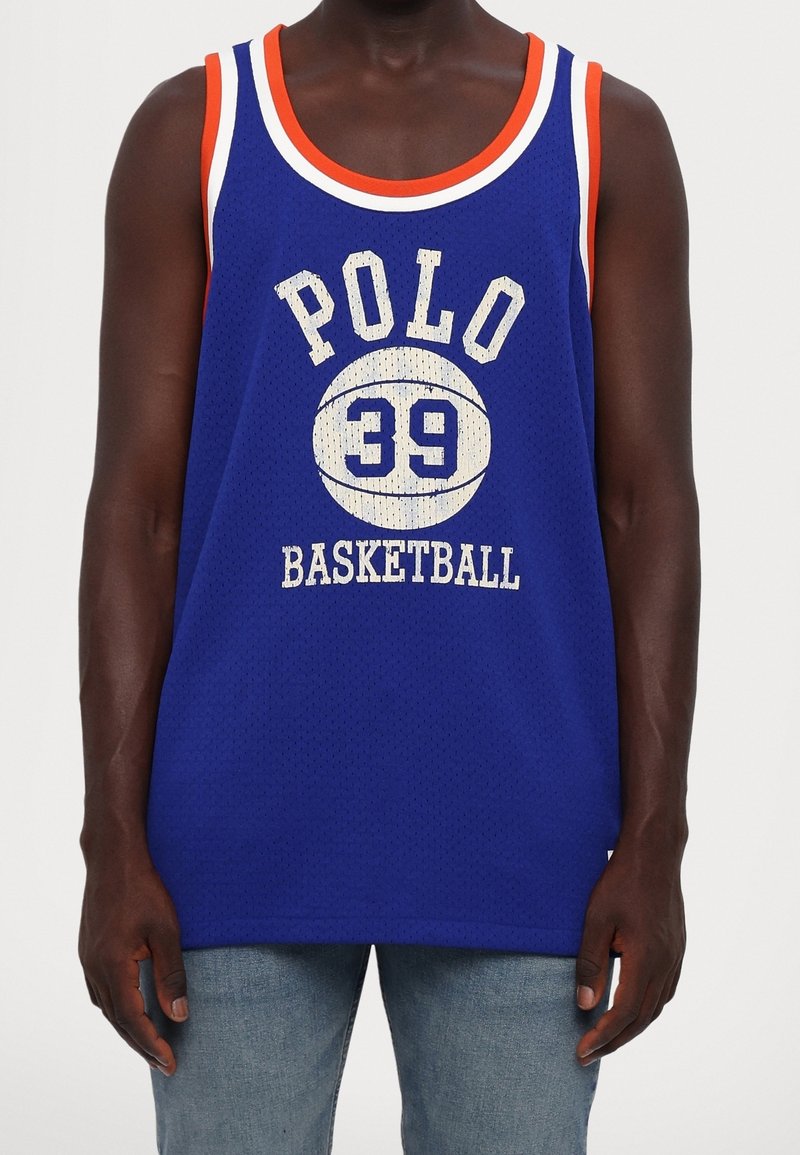 Blå basketballtrøje med hvid "POLO" og "39" logo, orange og hvid stribet krave, lavet af mesh stof, med ærmeløst design.
