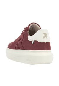 Baskets en velours bordeaux avec un accent de talon blanc, présentant une épaisse semelle blanche, une forme arrondie et un détail de logo reconnaissable à l'arrière.