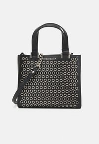Sort tote-bag med perforeret design, sølvfarvede nitter, dobbelte top-håndtag og en aftagelig kædestropp. Fremstillet af syntetisk materiale.