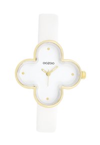 Montre à bracelet blanche avec un boîtier en or en forme de trèfle. Présente un cadran blanc avec des accents dorés, une lunette transparente et des marqueurs d'heure minimalistes.