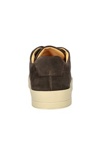 Sneaker in camoscio marrone con suola in gomma crema, design arrotondato e interno giallo in contrasto. Presenta un sottile accento sul tallone cucito.