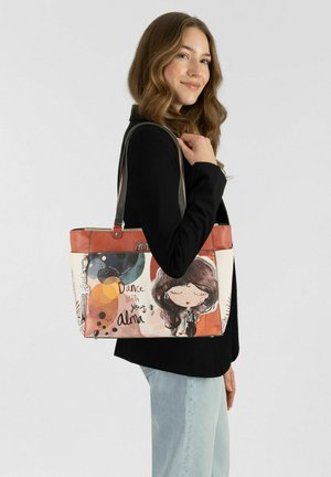 Sac en tissu avec un design imprimé coloré représentant un personnage de dessin animé et du texte. Il est doté de deux poignées robustes et d'une fermeture éclair.