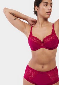 BH-Set mit Spitzenbesatz und hoch tailliertem Slip in lebendigem Magenta. Der BH verfügt über Bügel, verstellbare Träger und florale Spitzendetails.