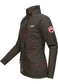 Brun isolerad jacka med rosa dragkedjor och detaljer, med hög krage, sidofickor och en logotyp på ärmen.