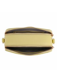 Cartera de cuero amarilla con dos compartimentos con cremallera, acabado texturizado y herrajes en tono dorado. Abierta, mostrando el interior y los detalles de costura.