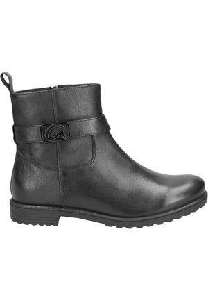 Botte de cheville en cuir noir avec un bout rond, texture lisse, fermeture éclair latérale et une sangle décorative avec un accent métallique. Semelle en caoutchouc basse.