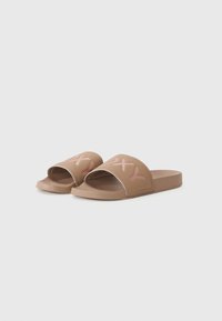 Brune glidende sandaler med åpen tå, med en teksturert såle og en rosa logo over den øverste remmen. Glatt materiale og moderne design.