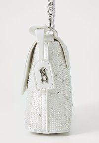 Borsa bianca con superficie texturizzata, decorata con perline lucide, logo metallico e tracolla a catena, che mette in mostra accenti di design eleganti e moderni.