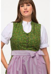 Groene bloemenpatroon dirndl met een aansluitend lijfje, zilveren knopen en een lila rok en ceintuur. De blouse heeft pofmouwen en kantafwerking.