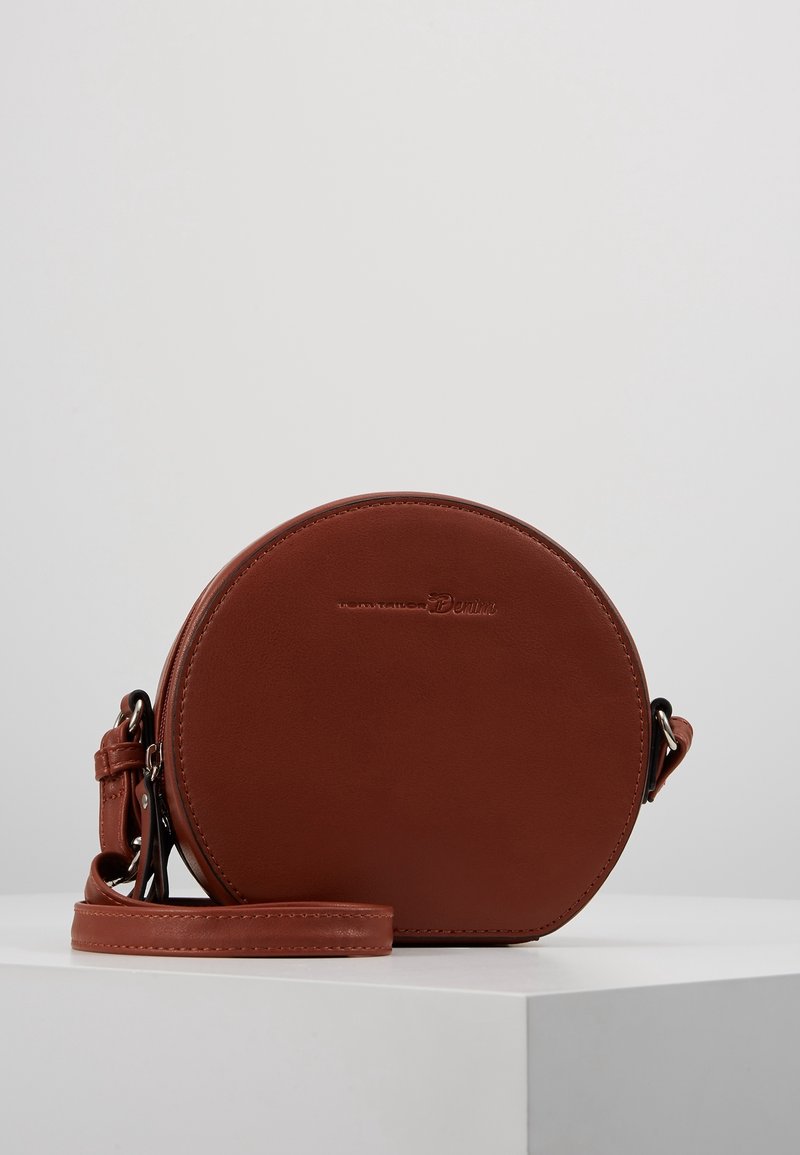 Borsa a tracolla rotonda in pelle marrone con una texture liscia, tracolla regolabile e un logo discreto impresso sul davanti.