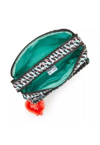 Kosmetiktasche mit Reißverschluss und gemustertem Außenmaterial in Mint, Schwarz und Rot, ausgestattet mit einem flauschigen orangen Pompon und einem lebhaften Türkis-Innenraum.