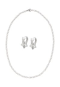 Colier din lanț argintiu și cercei asorta�ți în formă de stea; prezintă o textură netedă și detalii intricate pe stele.