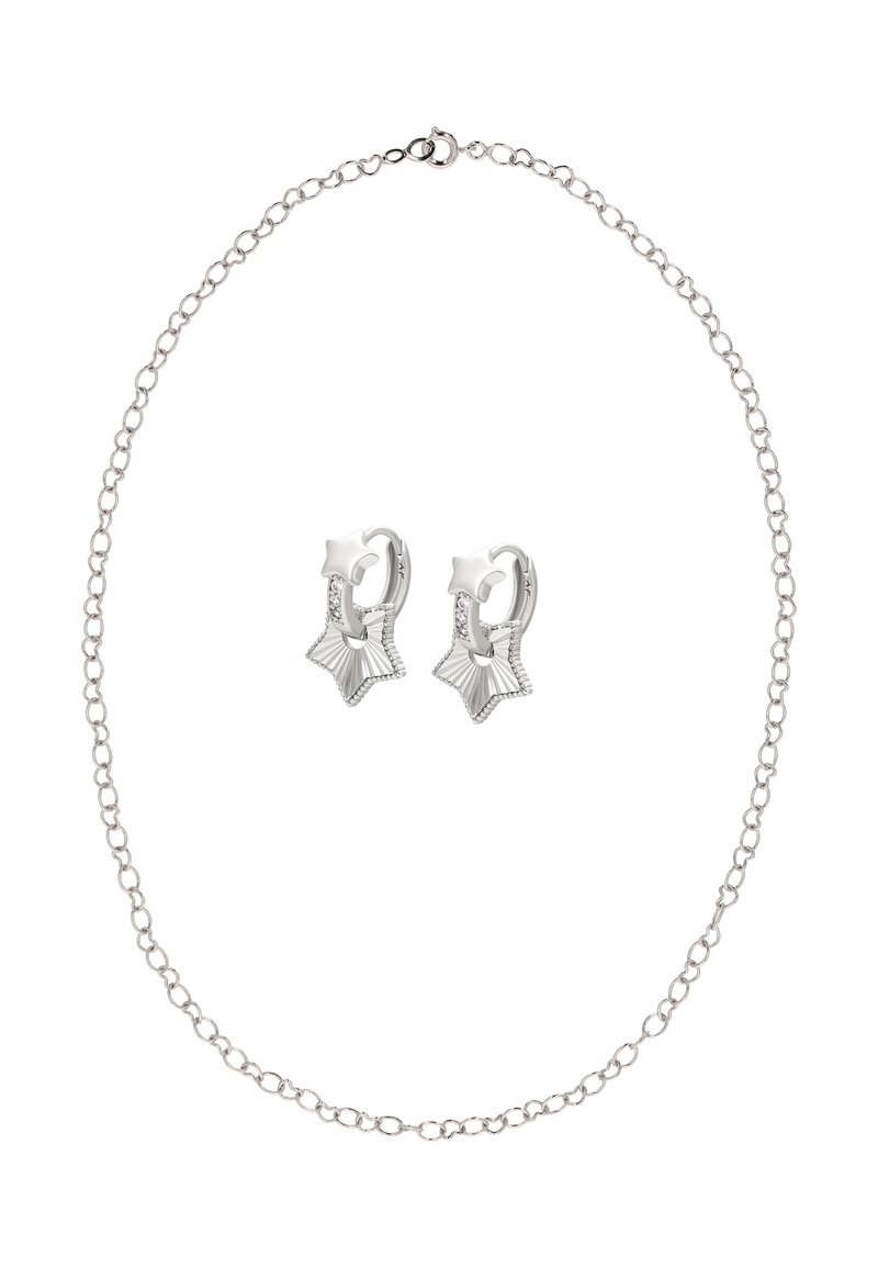 Colier din lanț argintiu și cercei asortați în formă de stea; prezintă o textură netedă și detalii intricate pe stele.