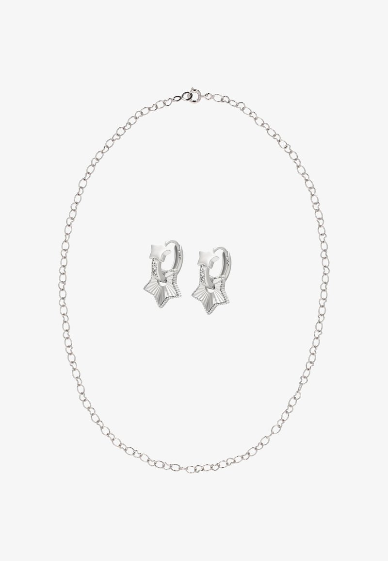 Ezüst lánc nyaklánc és hozzáillő csillag alakú fülbevalók; sima textúrával és bonyolult részletezéssel a csillagokon.