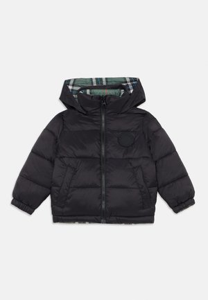 Zwarte poffermantel met een capuchon. Bevat geïsoleerde stof, een rits aan de voorkant en een groengestreepte voering. Elastische manchetten en zoom.