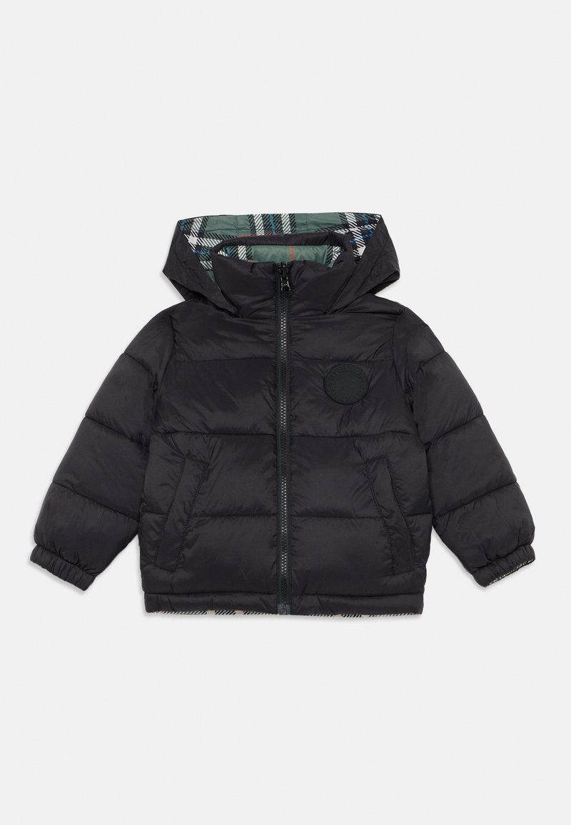 Μαύρο μπουφάν με κουκούλα. Διαθέτει μονωμένο ύφασμα, μπροστινό φερμουάρ και καρώ επένδυση σε πράσινους και λευκούς τόνους. Ελαστικές μανσέτες και στρίφωμα.