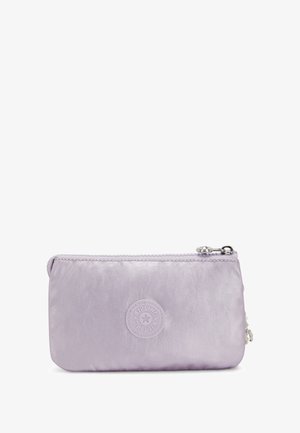 Custodia lilla con zip realizzata in nylon liscio, dotata di una patch logo rotonda e hardware argentato. Design compatto e rettangolare con una lucentezza sottile.