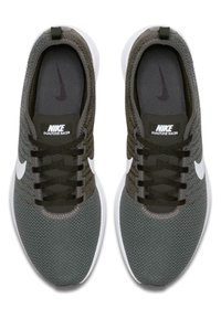 Nike Dualtone Racer-sneakers i mörkgrått meshmaterial med en vit Swoosh, svarta snören och en vadderad krage, designade för komfort.