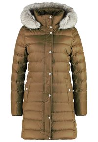 Olivgrön puffjacka med avtagbar fuskpälsluva, quiltat mönster, tryckknappar och fickor, som ger värme och täckning.