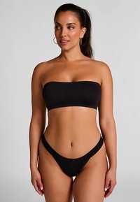 Zwart bandeau bikinitopje en hoog uitgesneden bikinibroekje, met een strak ontwerp en zachte, elastische stof voor comfort.