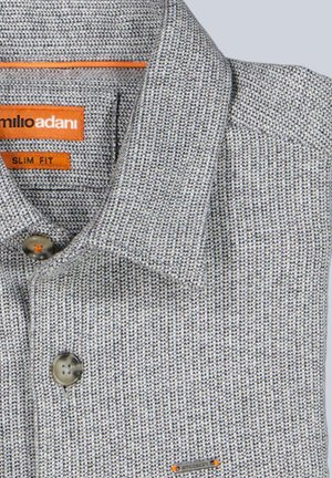 Eng geschnittenes Hemd aus grauem Webstoff mit strukturiertem Muster. Verfügt über einen klassischen Kragen, eine einzelne Knopfleiste und ein orangefarbenes Akzetikett.