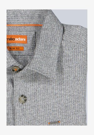 Eng geschnittenes Hemd aus grauem Webstoff mit strukturiertem Muster. Verfügt über einen klassischen Kragen, eine einzelne Knopfleiste und ein orangefarbenes Akzetikett.